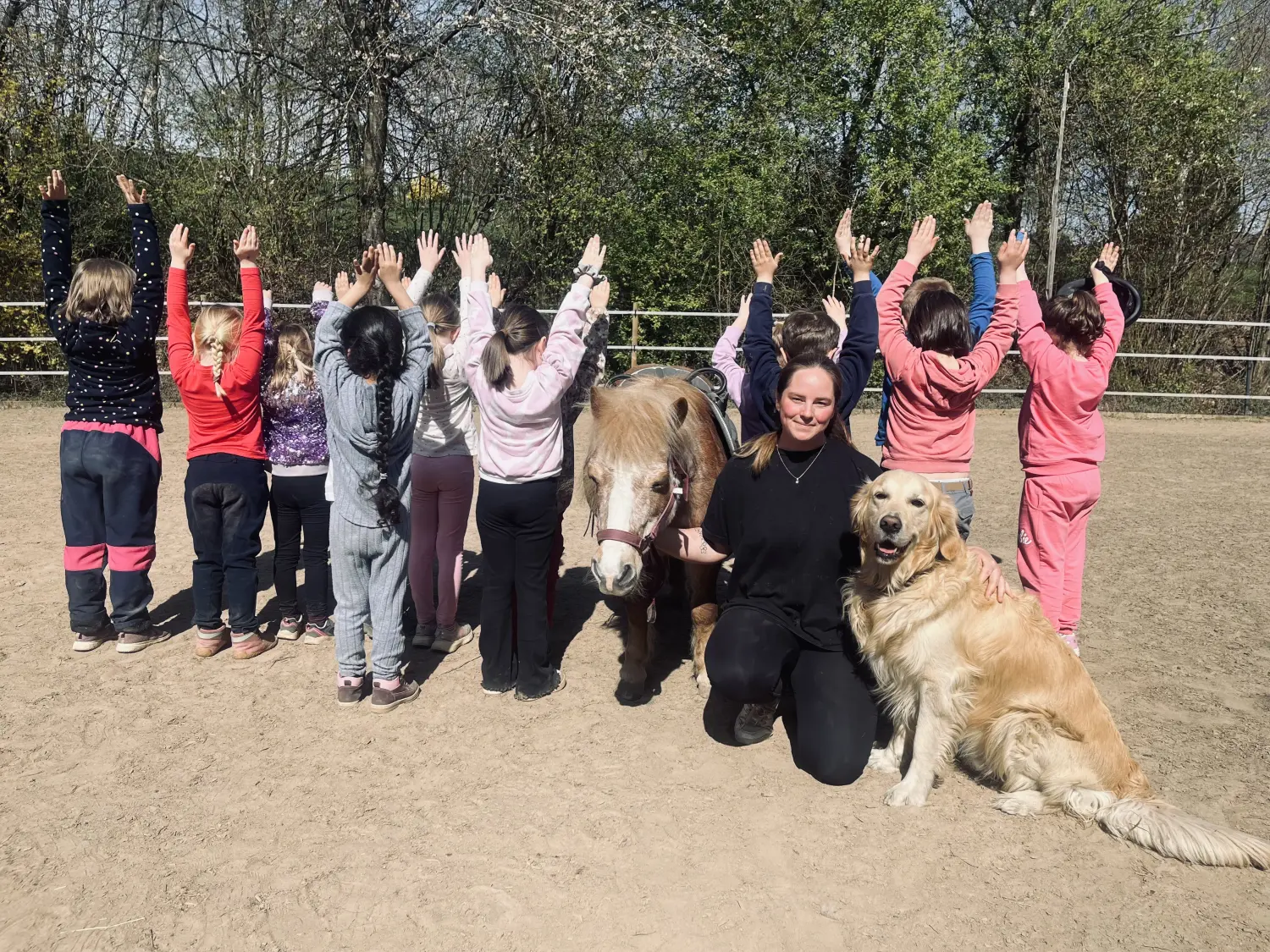 Pferderanch Sauerland – Kinder auf einem Pferdehof mit Pony und Golden Retriever