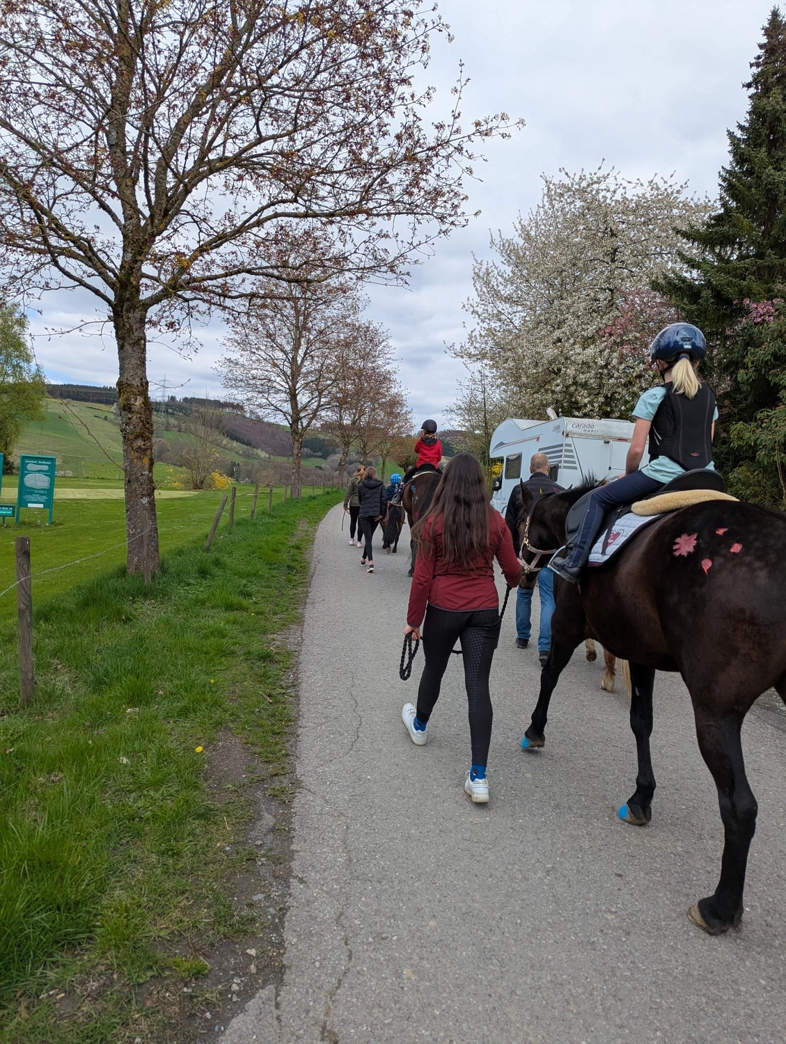 Pferderanch Sauerland – eine Gruppe von Menschen, die gerne auf Pferden oder Ponys reiten 